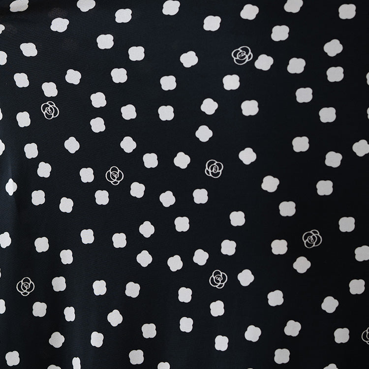 A savior you can wear every day<br>Brand icon<br>in a casual, petite design