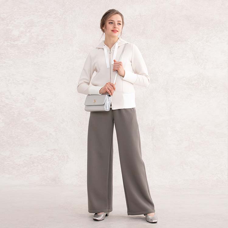 Loose pants also look elegant