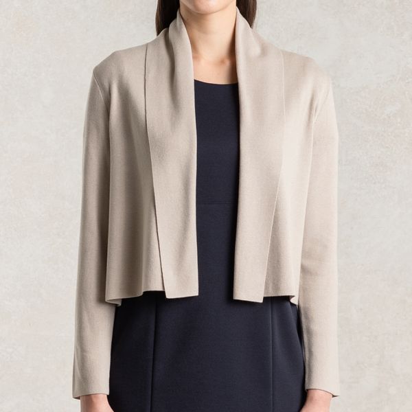 どんなシルエットのドレスにも合わせやすい着丈