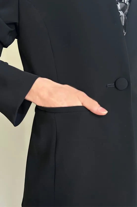 Three pockets and shining details on the cuffs
