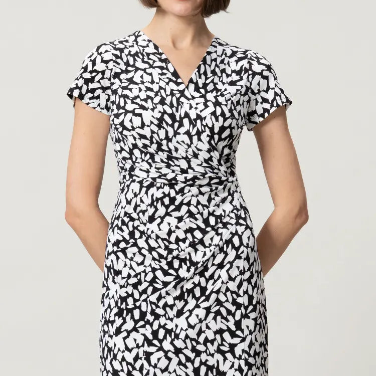 Visually Slimming Cinched Waist Effect