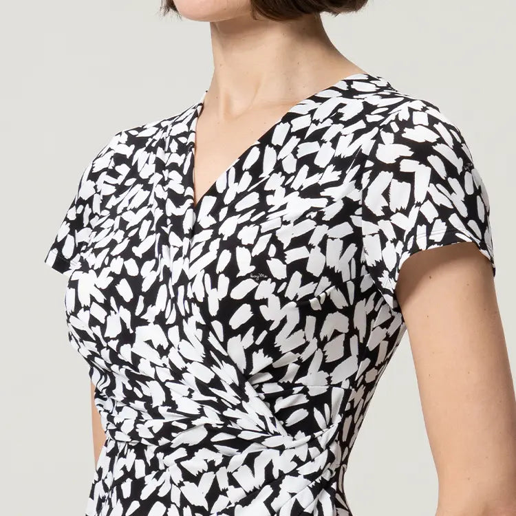 Beautiful Décolletage & Face-Slimming Effect