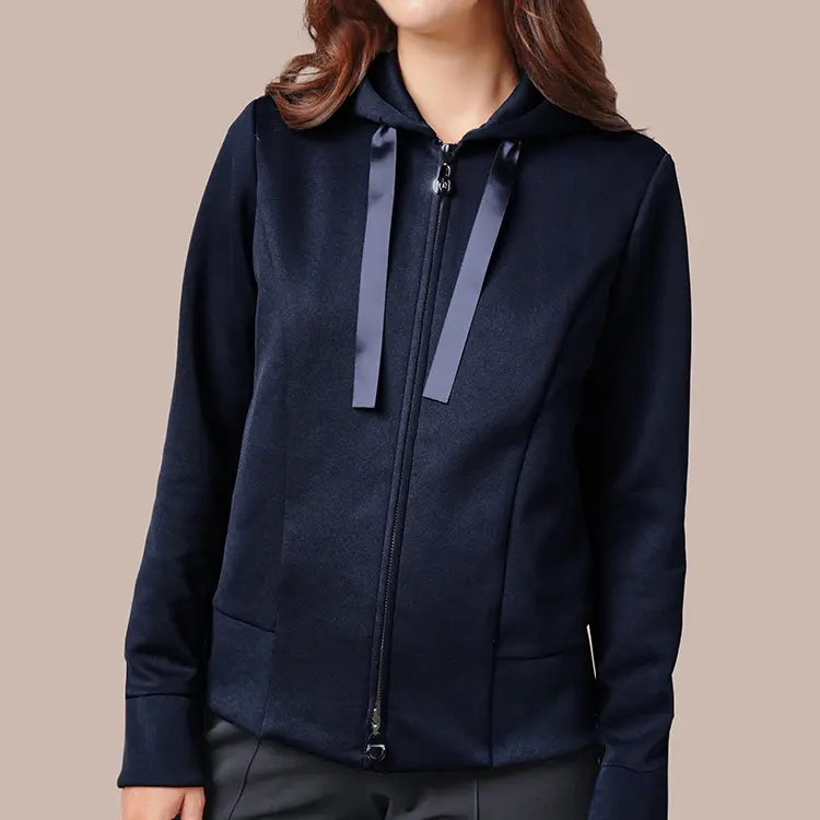 The elegant wide ribbing that gracefully accentuates your waistline