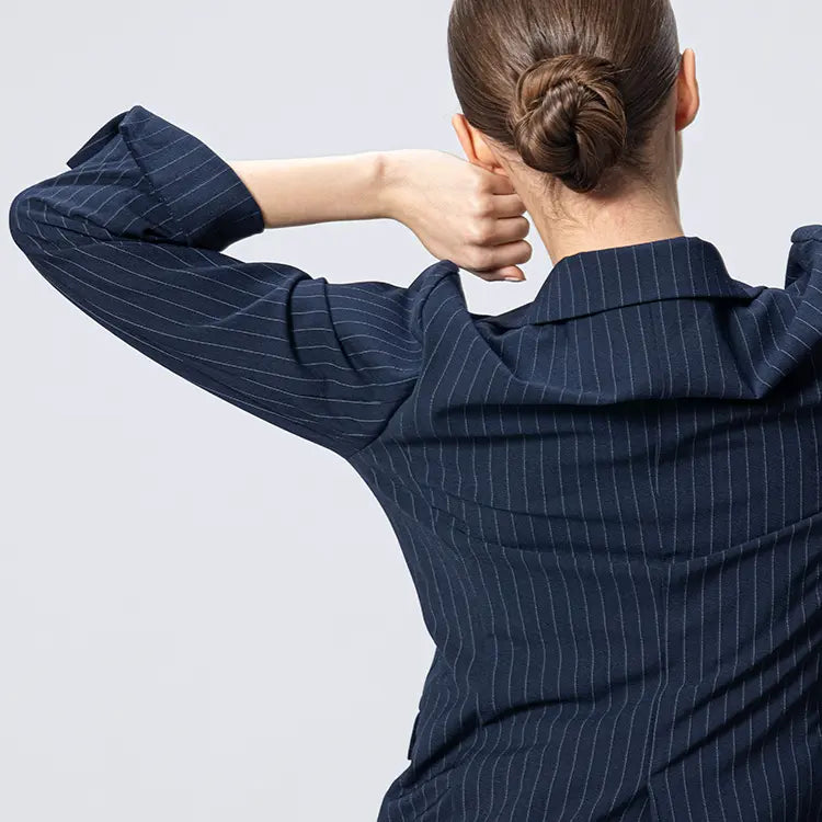 Eases the strain on shoulders and body