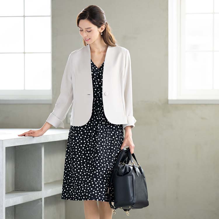It goes well with a greige jacket.
