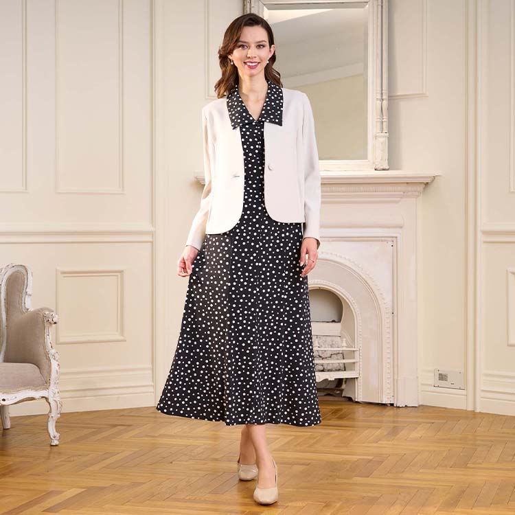 It goes well with a greige jacket.