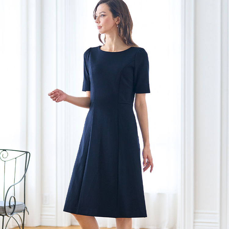 A below-the-knee A-line dress that creates a gentle and elegant impression