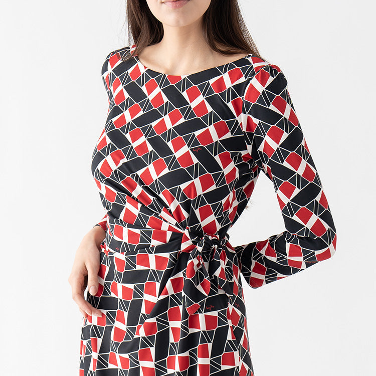 Slimming drape that comfortably covers your figure all day long