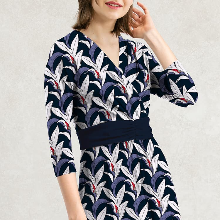 A charming, feminine cache-coeur
