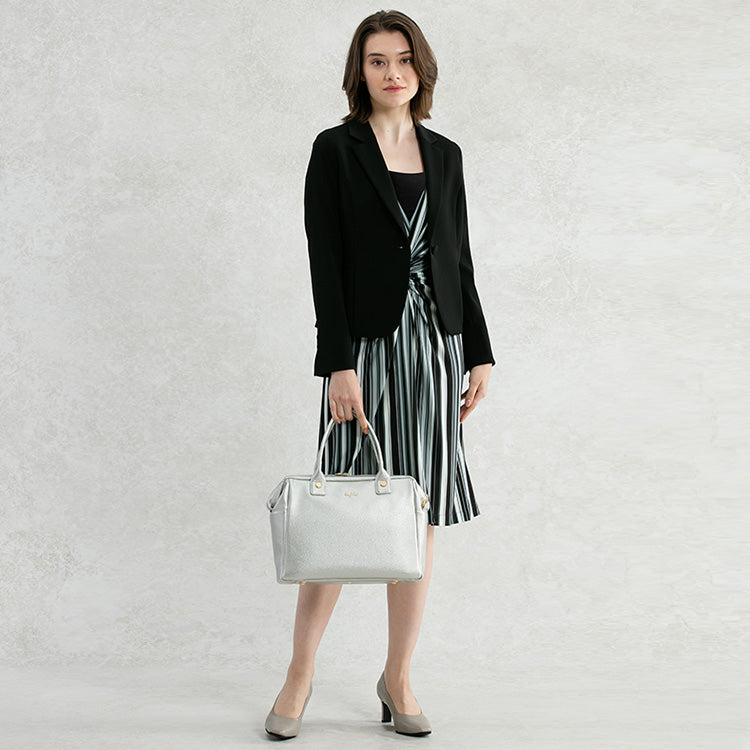 The black jacket has a great slimming effect!
