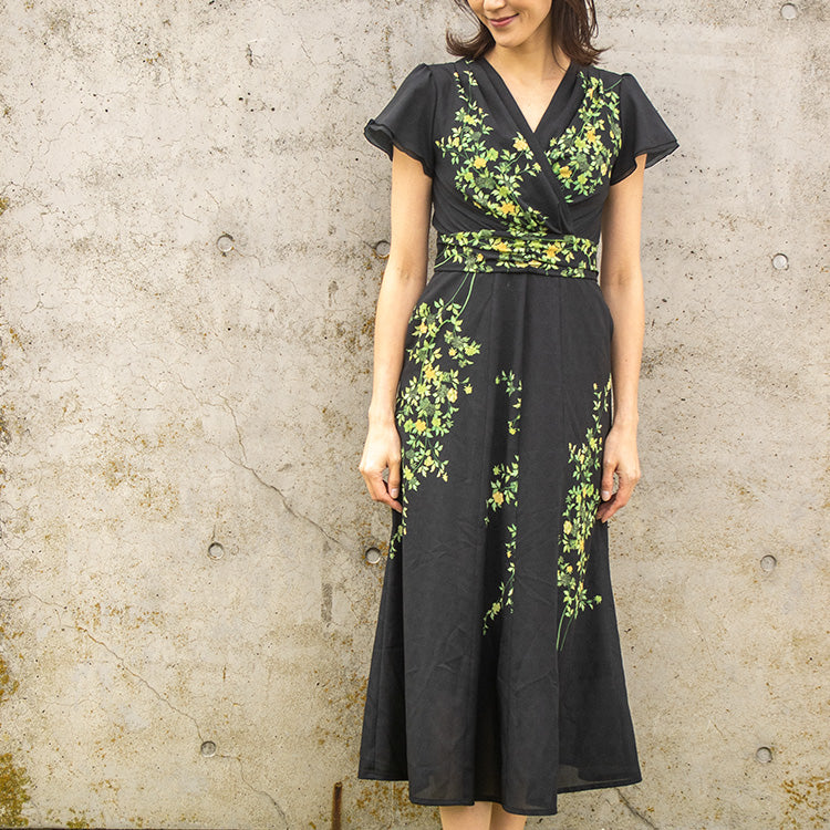 A charming, feminine cache-coeur