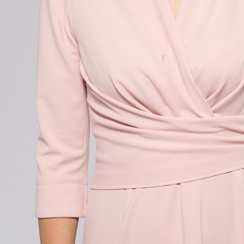 A slimming silhouette with an emphasis on the waist