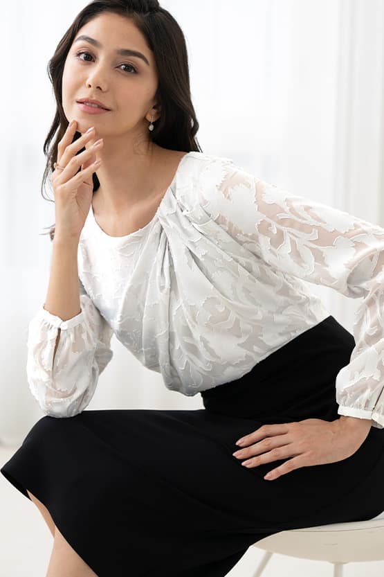 Space Material: White X Black Décolleté Tuck Dress
