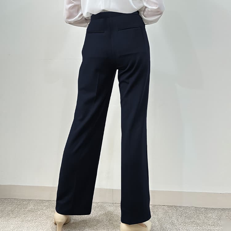 This is a must-have item for those who don't like wearing pants. Experience the thrill of slimming and elongating your legs.