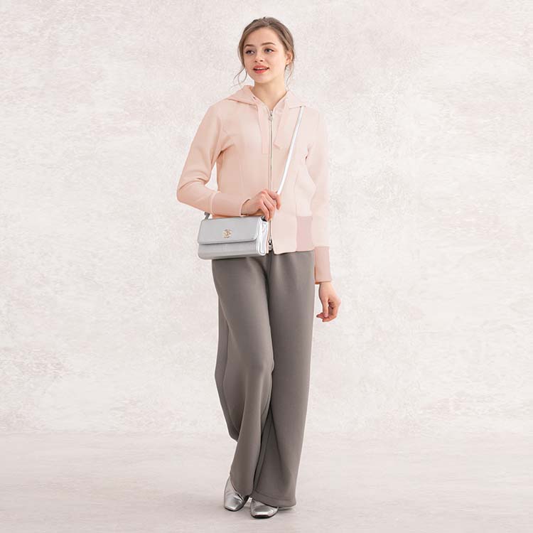 Wear loose pants in a girly way