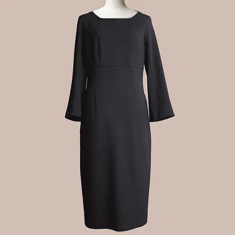 A relaxed I-line silhouette that covers your body shape