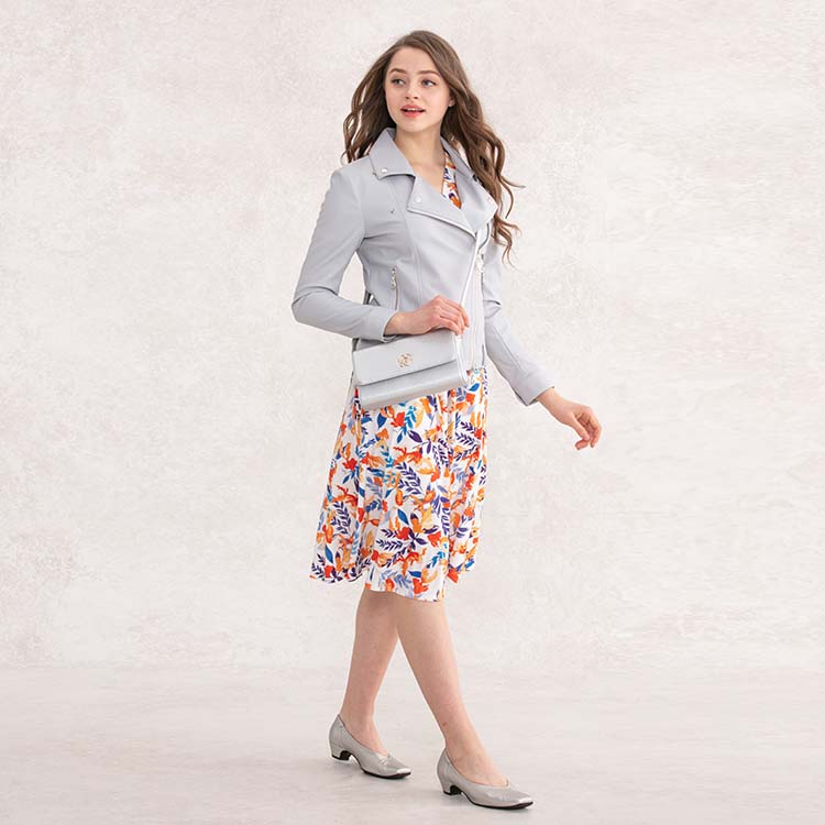 A light and elegant casual look