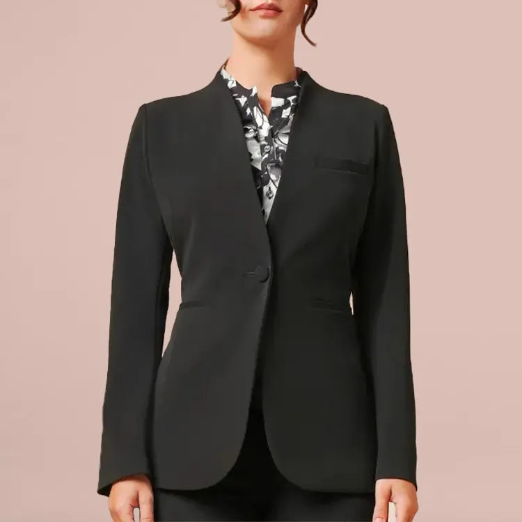 The long length creates a vertical effect. Choose items made of the same material to wear with a suit.