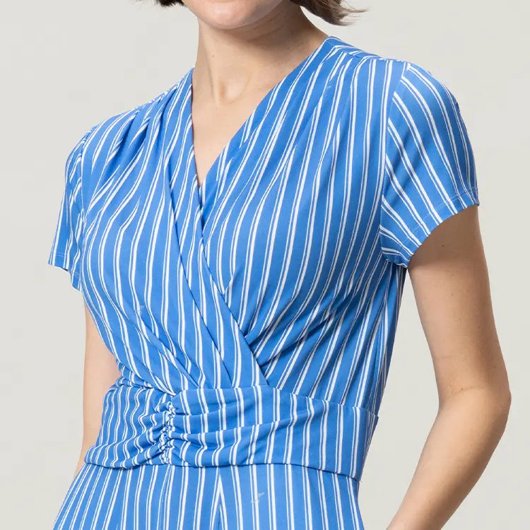 Delicate Cache-Coeur Neckline for a Sculpted Bustline