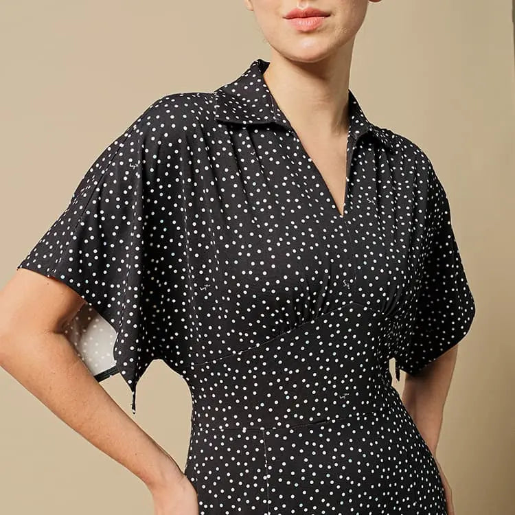 The V-neck shirt collar makes your face look smaller