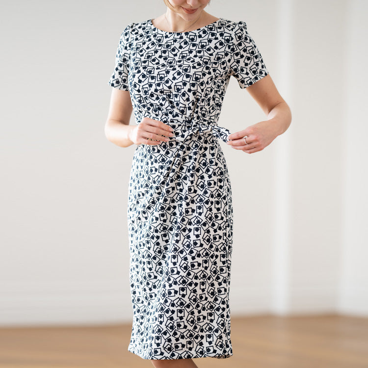 Asymmetrical draping<br>covers the body shape