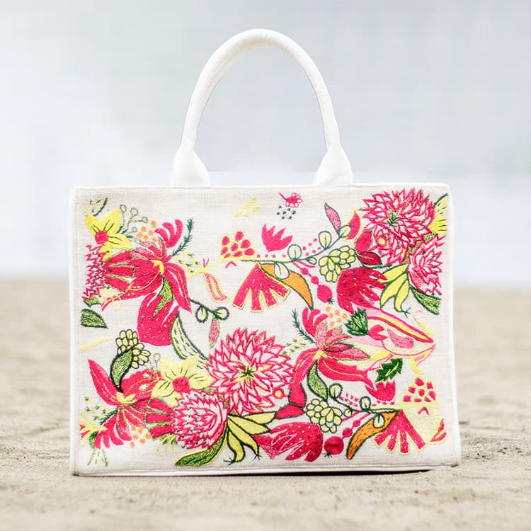 A big tote bag for the city that can hold a laptop and office supplies