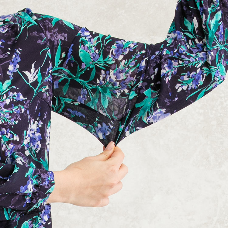 Stretch material that follows the movement of the shoulders and elbows