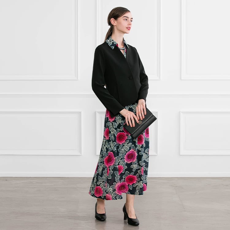 On days when you want to look chic, coordinate your accessories in black.