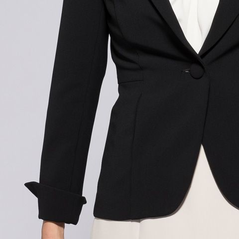 The three-dimensional pattern creates a more beautiful body line.